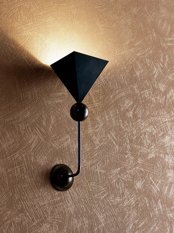 Exklusive Maltechnik mit strukturierter Wand und Lampe